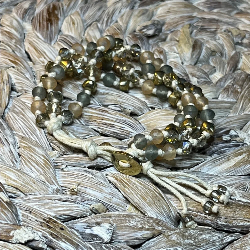 Elegant Beaded Bracelet‎ with Gold Accents